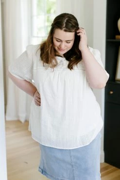 Tea N Rose Extended 'Isla' Textured Embroidery Top In Ivory Summer Collection