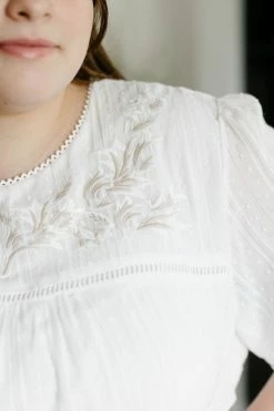 Tea N Rose Extended 'Isla' Textured Embroidery Top In Ivory Summer Collection