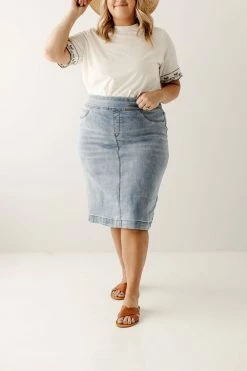 The Main Street Exchange 'Sara' Classic Knee Length Light Wash Denim Skirt 16 The Main Street Exchange 'Sara' Classic Knee Length Light Wash Denim Skirt