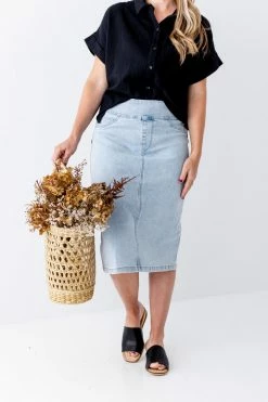 The Main Street Exchange 'Sara' Classic Knee Length Denim Skirt In Vintage Wash