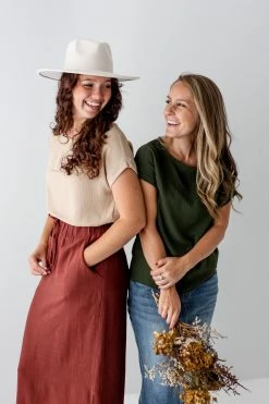 Gilli 'Evonne' Cuffed Sleeve Top