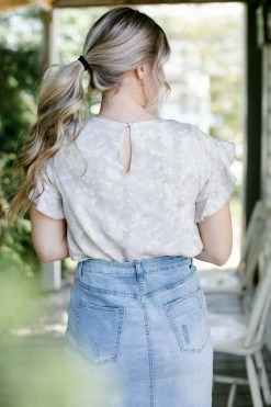 Gilli Summer Collection 'Vera' Ruffle Sleeve Floral Top In Soft Grey