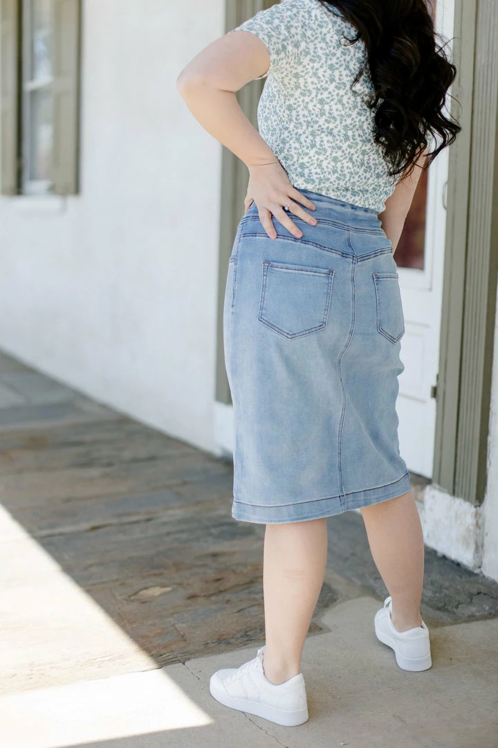 The Main Street Exchange 'Sara' Classic Knee Length Light Wash Denim Skirt 4 The Main Street Exchange 'Sara' Classic Knee Length Light Wash Denim Skirt