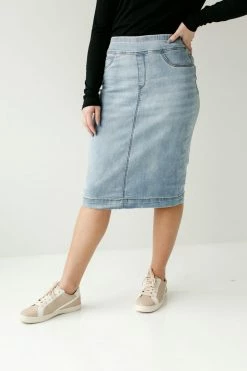 The Main Street Exchange 'Sara' Classic Knee Length Light Wash Denim Skirt 14 The Main Street Exchange 'Sara' Classic Knee Length Light Wash Denim Skirt